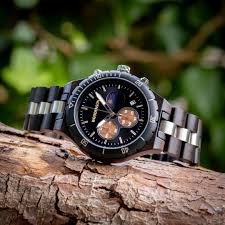 Reloj metalico sobre madera